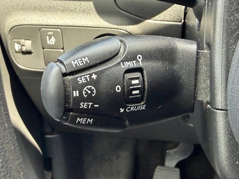 Photo de la voiture CITROEN C3 PureTech 82 Feel