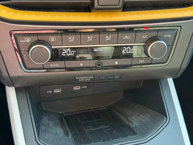 Photo de la voiture SEAT ARONA 1.0 TSI 110 ch Start/Stop BVM6 Style Business