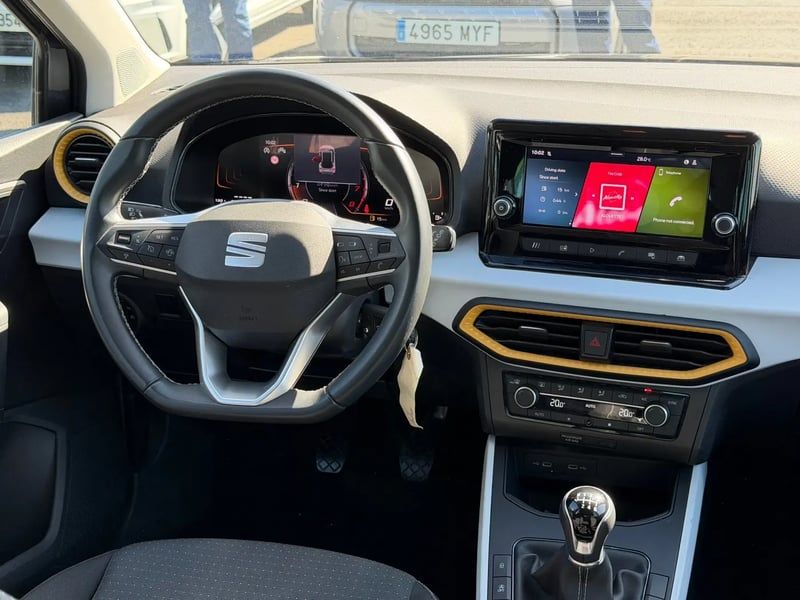 Photo de la voiture SEAT ARONA 1.0 TSI 110 ch Start/Stop BVM6 Style Business