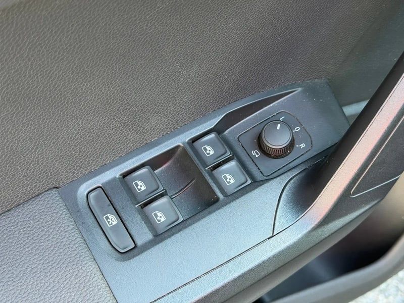Photo de la voiture SEAT ARONA 1.0 TSI 110 ch Start/Stop BVM6 Style Business