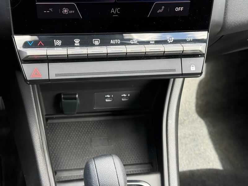 Photo de la voiture RENAULT CAPTUR E-Tech full hybrid 145 ch Techno