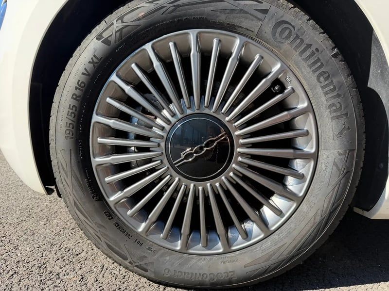 Photo de la voiture FIAT 500e BERLINE 500 e 118 ch Nouvelle 500