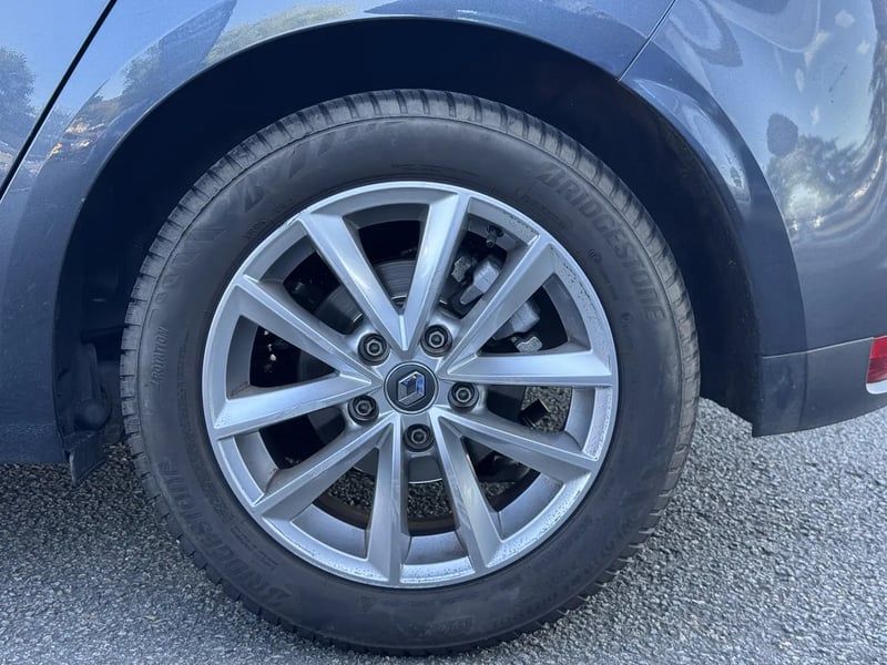 Photo de la voiture RENAULT MEGANE IV BERLINE dCi 130 Energy Zen