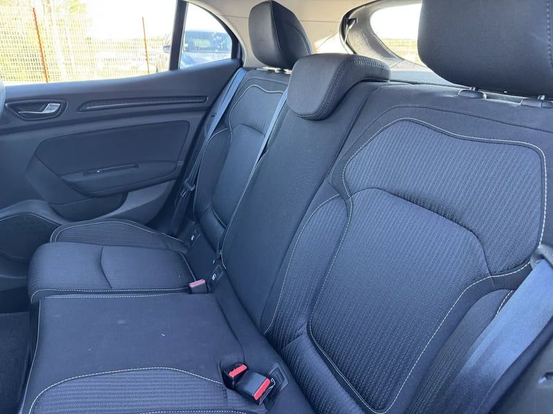 Photo de la voiture RENAULT MEGANE IV BERLINE dCi 130 Energy Zen