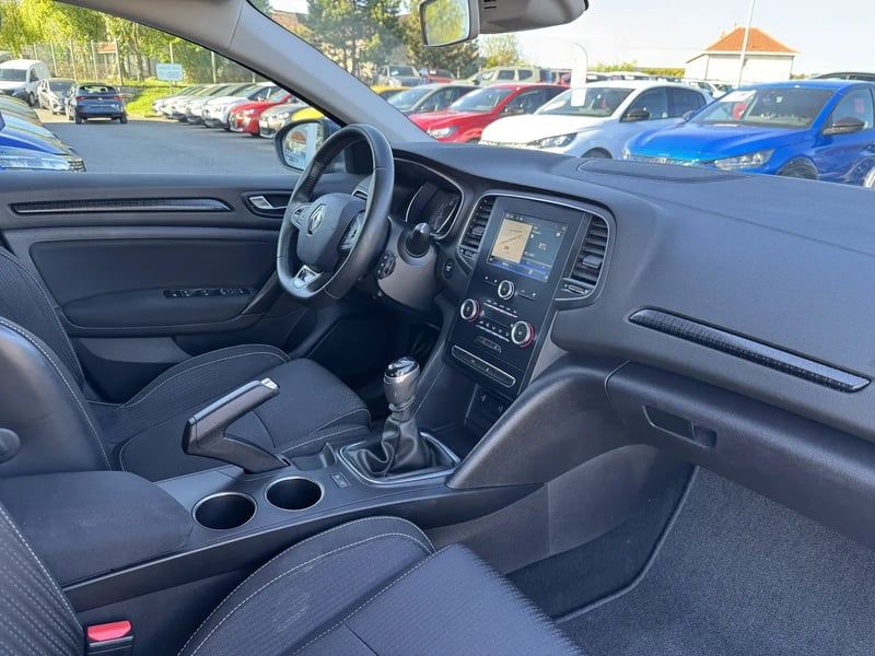 Photo de la voiture RENAULT MEGANE IV BERLINE dCi 130 Energy Zen