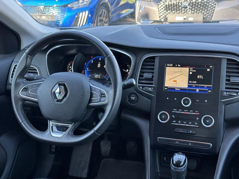 Photo de la voiture RENAULT MEGANE IV BERLINE dCi 130 Energy Zen