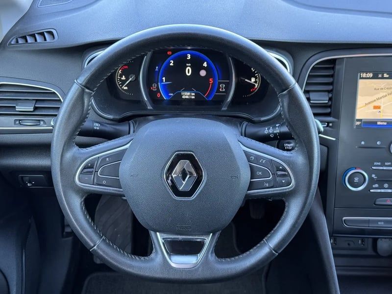 Photo de la voiture RENAULT MEGANE IV BERLINE dCi 130 Energy Zen