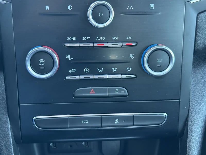 Photo de la voiture RENAULT MEGANE IV BERLINE dCi 130 Energy Zen