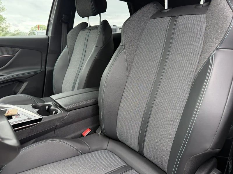 Photo de la voiture PEUGEOT 3008 Hybrid 180 e-EAT8 Allure Pack