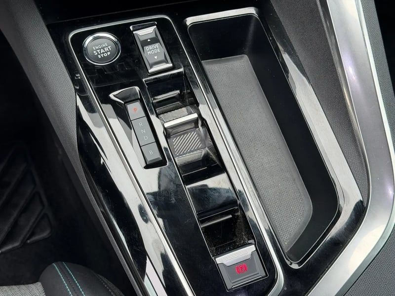 Photo de la voiture PEUGEOT 3008 Hybrid 180 e-EAT8 Allure Pack