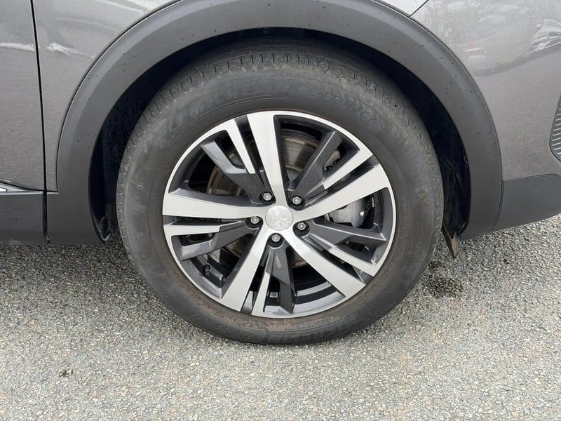 Photo de la voiture PEUGEOT 3008 Hybrid 180 e-EAT8 Allure Pack