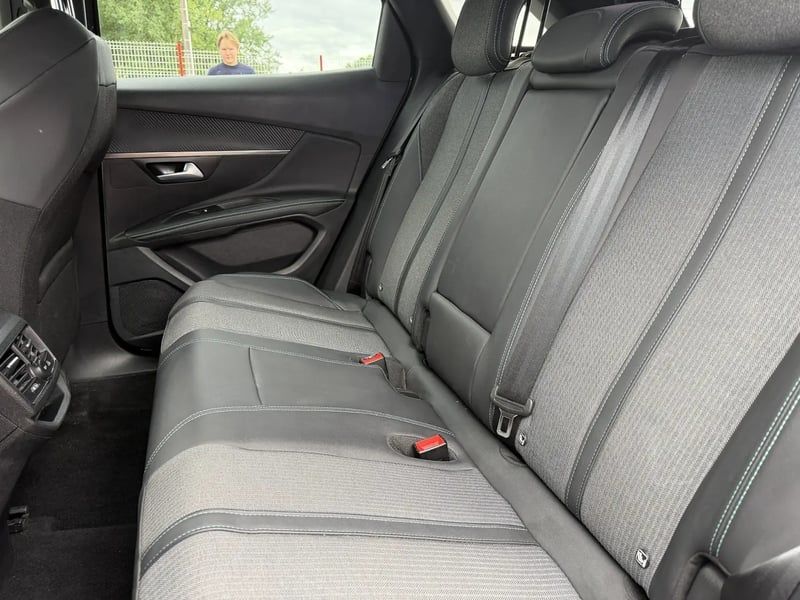 Photo de la voiture PEUGEOT 3008 Hybrid 180 e-EAT8 Allure Pack