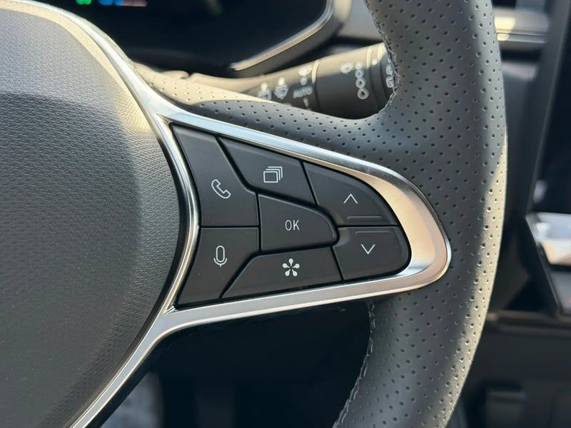 Photo de la voiture RENAULT CAPTUR E-Tech full hybrid 160 ch Techno