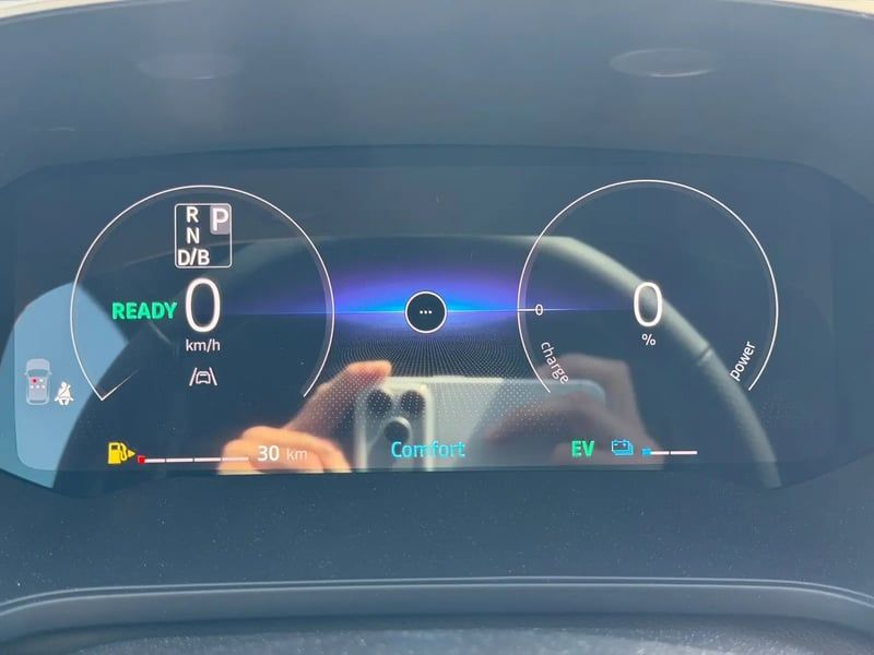 Photo de la voiture RENAULT CAPTUR E-Tech full hybrid 160 ch Techno
