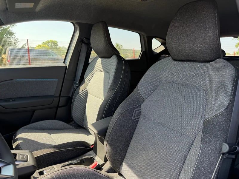 Photo de la voiture RENAULT CAPTUR E-Tech full hybrid 160 ch Techno