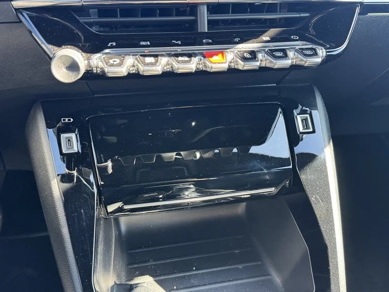 Photo de la voiture PEUGEOT 208 PureTech 130 S&S EAT8 GT