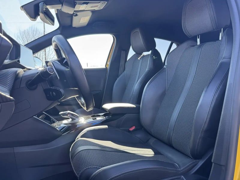 Photo de la voiture PEUGEOT 208 PureTech 130 S&S EAT8 GT