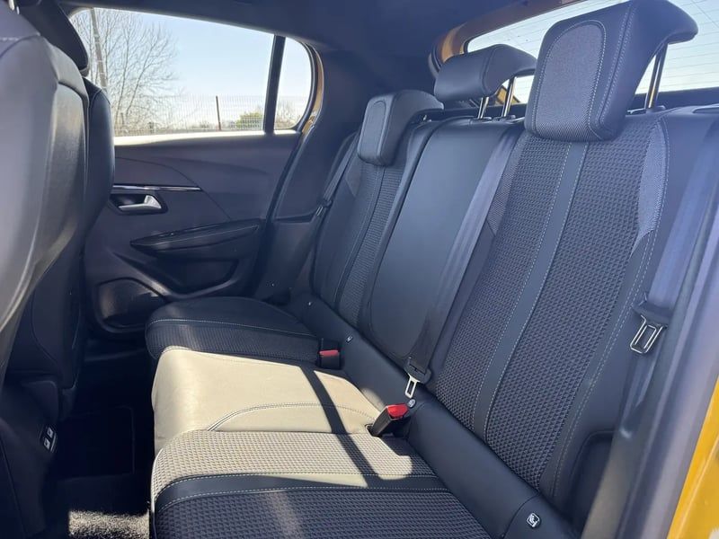 Photo de la voiture PEUGEOT 208 PureTech 130 S&S EAT8 GT