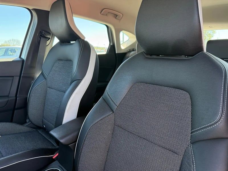 Photo de la voiture RENAULT CAPTUR TCe 90 - 21 Intens