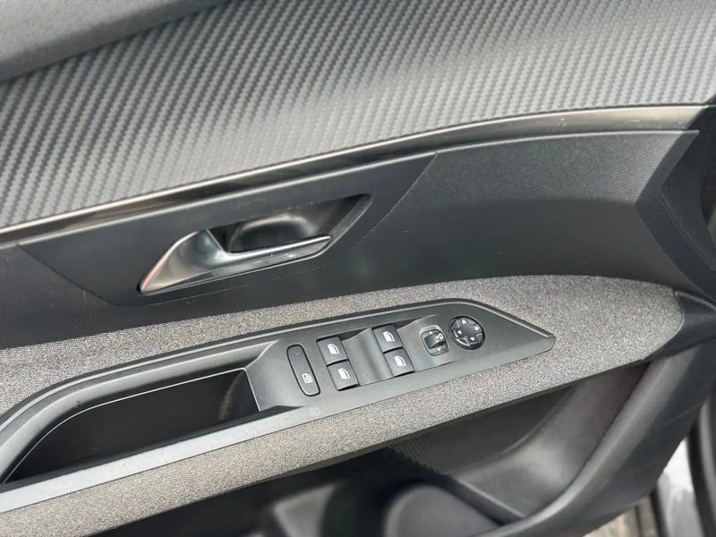 Photo de la voiture PEUGEOT 3008 BlueHDi 130ch S&S BVM6 Active Pack