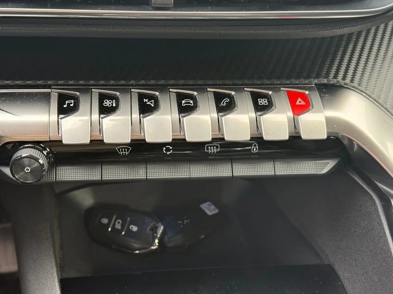 Photo de la voiture PEUGEOT 3008 BlueHDi 130ch S&S BVM6 Active Pack