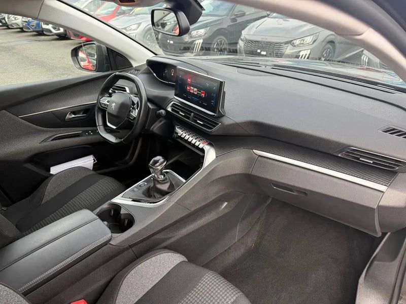 Photo de la voiture PEUGEOT 3008 BlueHDi 130ch S&S BVM6 Active Pack