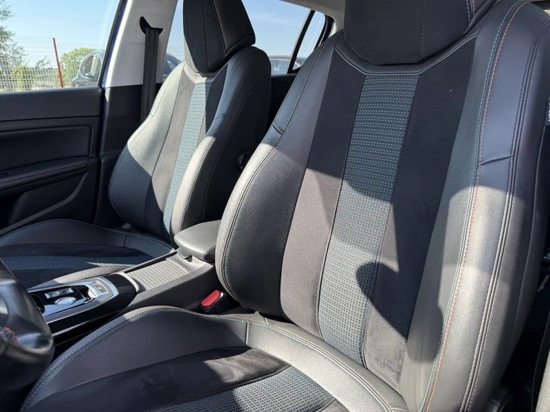 Photo de la voiture PEUGEOT 308 BlueHDi 130ch S&S EAT8 Tech Edition