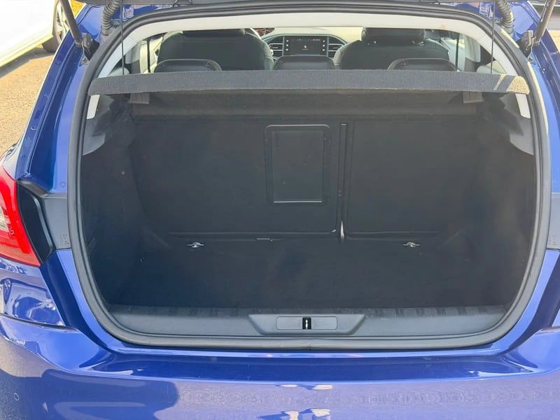 Photo de la voiture PEUGEOT 308 BlueHDi 130ch S&S EAT8 Tech Edition