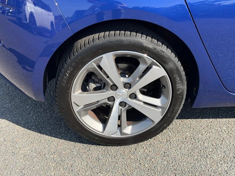 Photo de la voiture PEUGEOT 308 BlueHDi 130ch S&S EAT8 Tech Edition