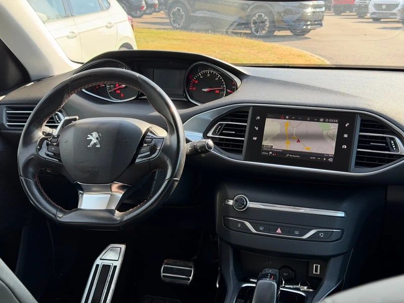 Photo de la voiture PEUGEOT 308 BlueHDi 130ch S&S EAT8 Tech Edition