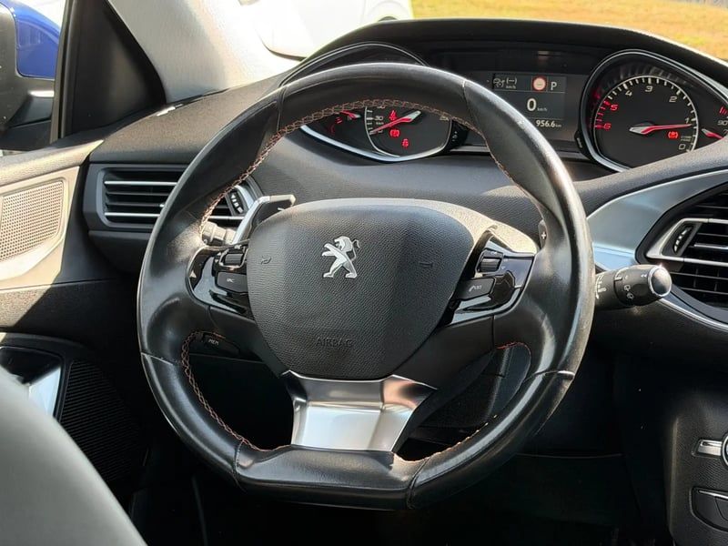 Photo de la voiture PEUGEOT 308 BlueHDi 130ch S&S EAT8 Tech Edition