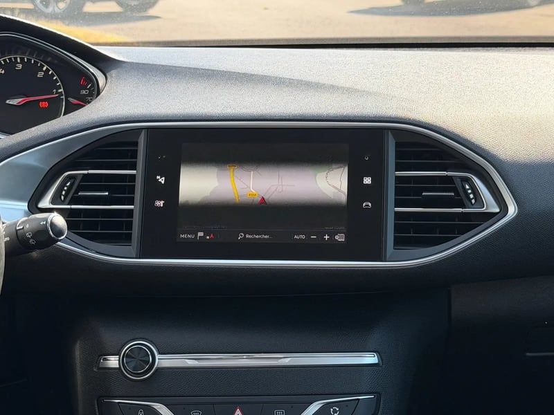 Photo de la voiture PEUGEOT 308 BlueHDi 130ch S&S EAT8 Tech Edition