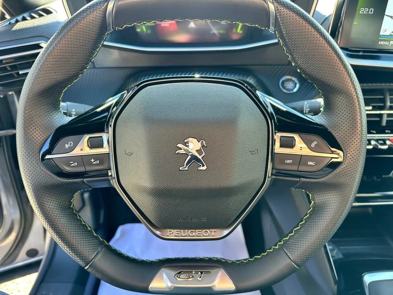 Photo de la voiture PEUGEOT 2008 PureTech 130 S&S BVM6 GT