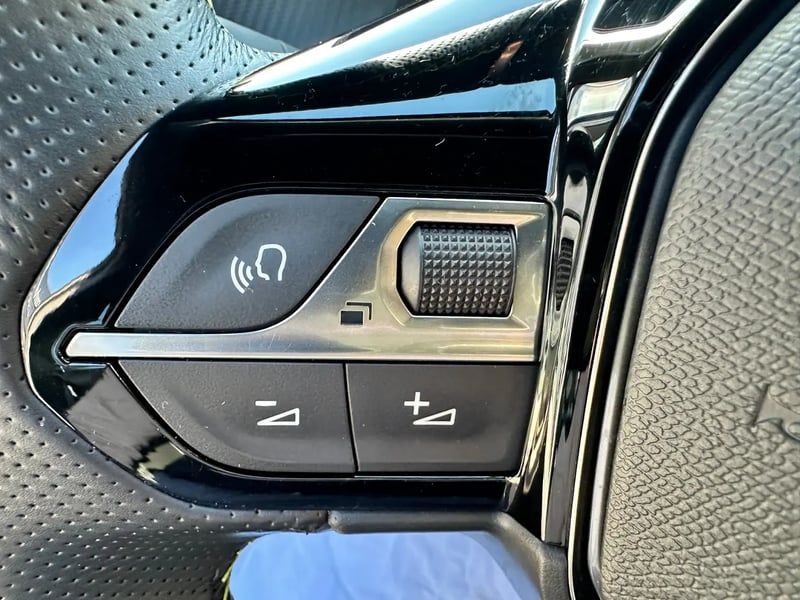 Photo de la voiture PEUGEOT 2008 PureTech 130 S&S BVM6 GT