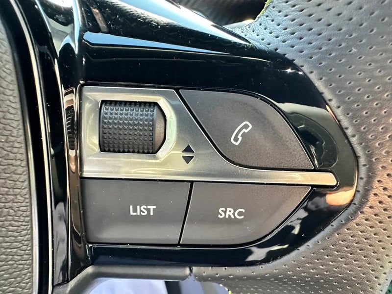Photo de la voiture PEUGEOT 2008 PureTech 130 S&S BVM6 GT