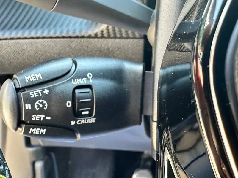 Photo de la voiture PEUGEOT 2008 PureTech 130 S&S BVM6 GT