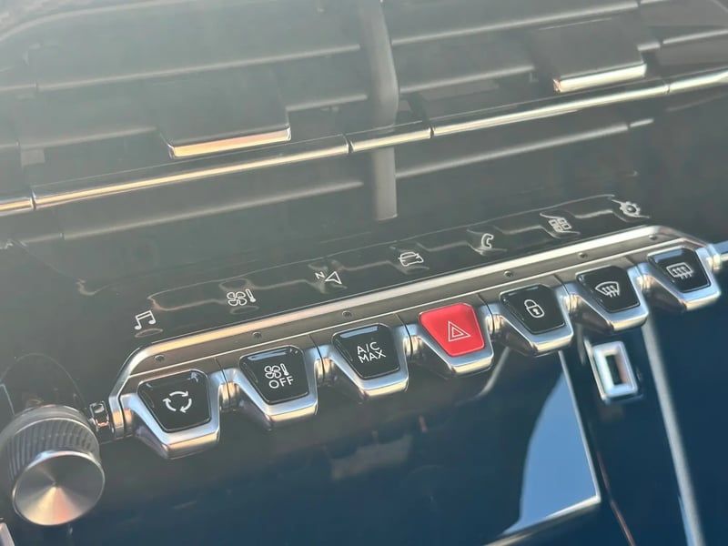 Photo de la voiture PEUGEOT 2008 PureTech 130 S&S BVM6 GT