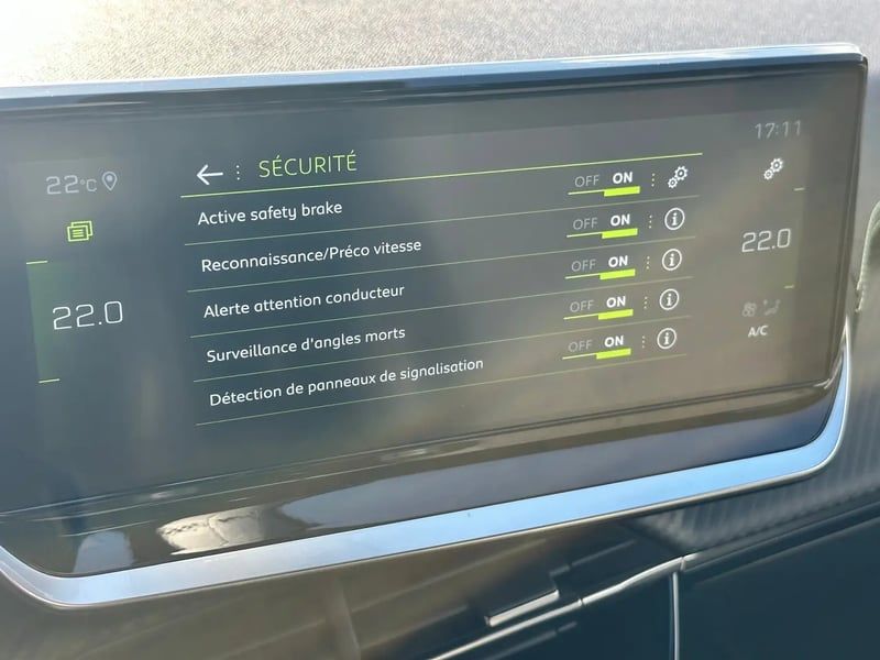 Photo de la voiture PEUGEOT 2008 PureTech 130 S&S BVM6 GT