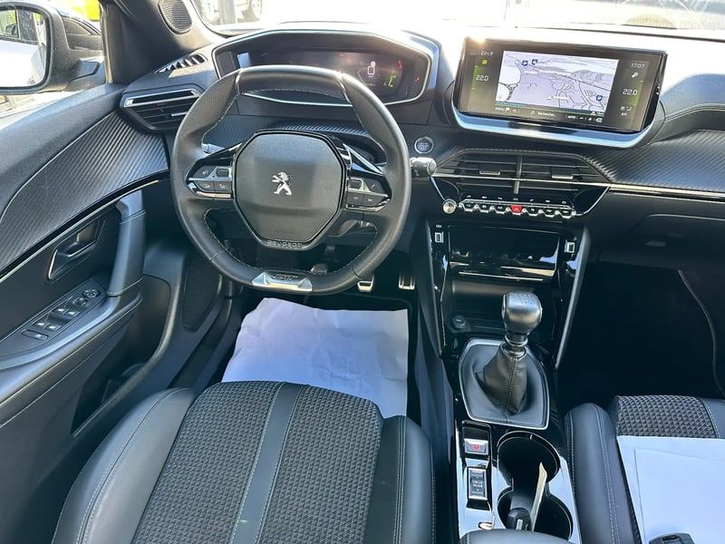 Photo de la voiture PEUGEOT 2008 PureTech 130 S&S BVM6 GT