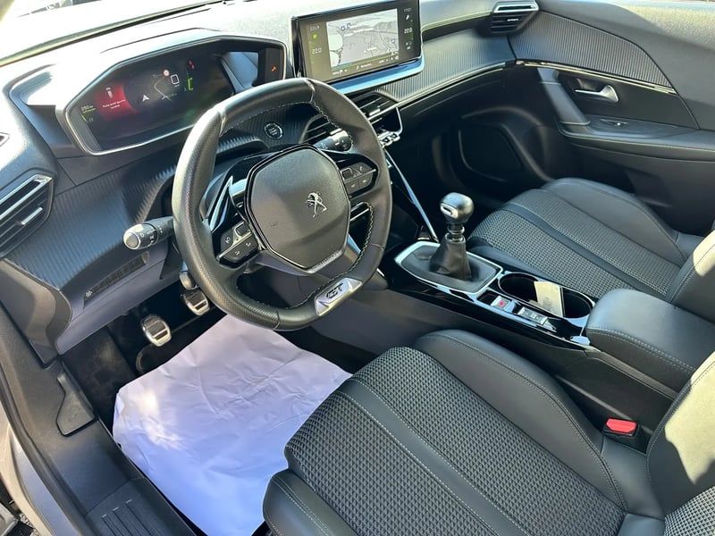Photo de la voiture PEUGEOT 2008 PureTech 130 S&S BVM6 GT