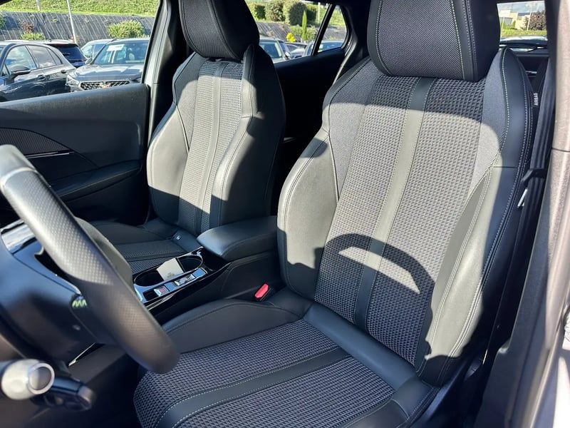 Photo de la voiture PEUGEOT 2008 PureTech 130 S&S BVM6 GT