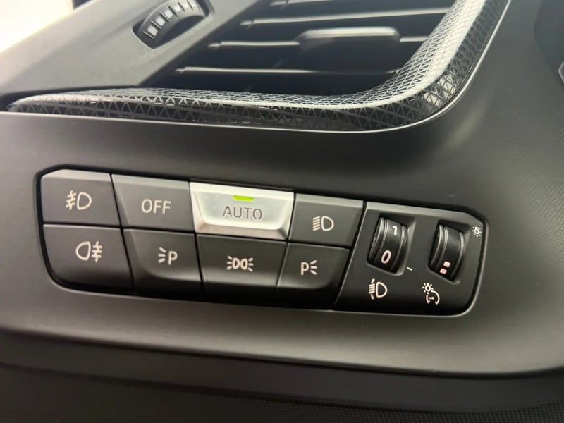 Photo de la voiture BMW SERIE 1 F40 118d 150 ch BVA8 Edition Sport