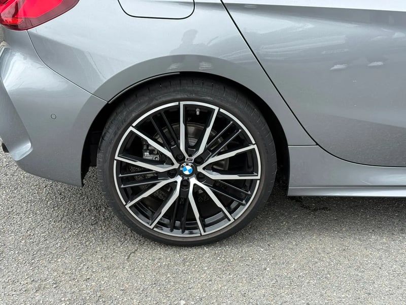Photo de la voiture BMW SERIE 1 F40 118d 150 ch BVA8 M Sport