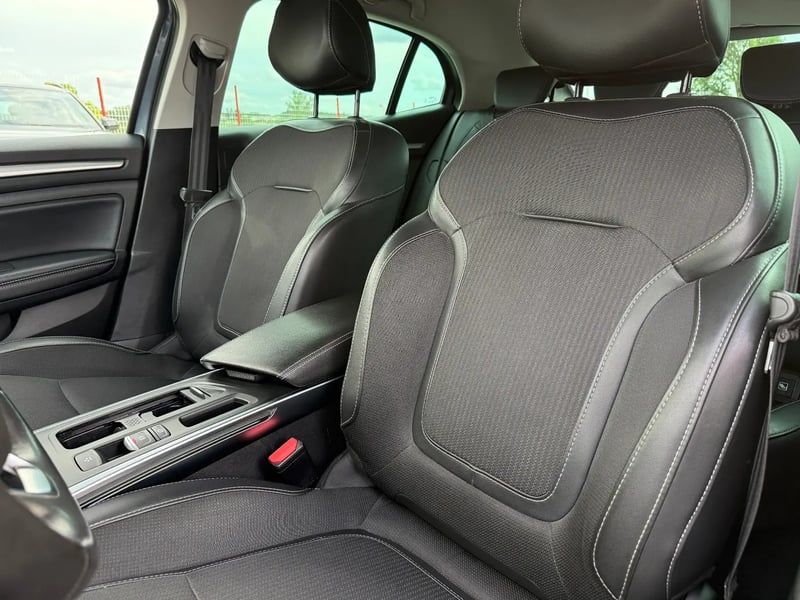 Photo de la voiture RENAULT MEGANE IV BERLINE Blue dCi 115 EDC Intens