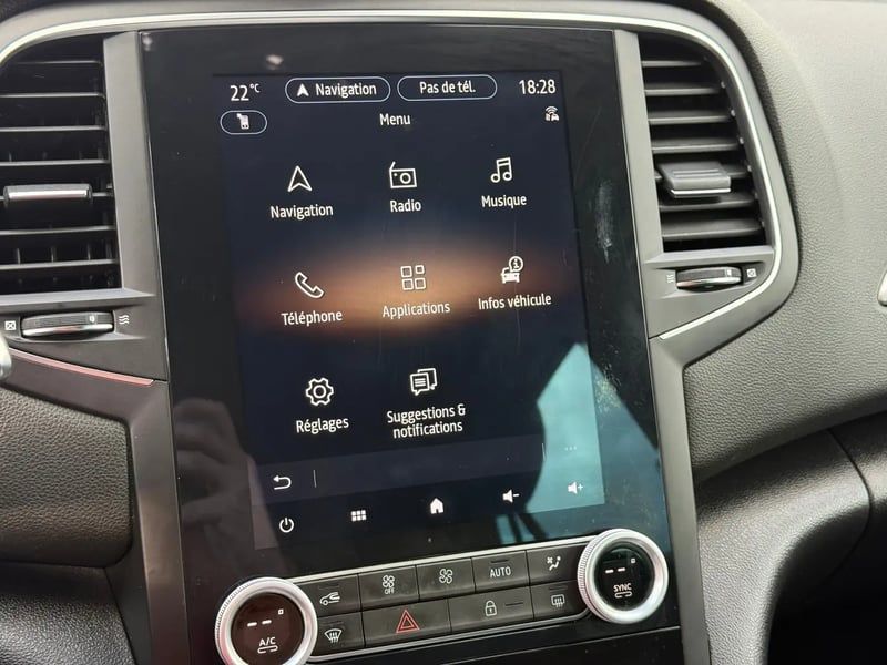 Photo de la voiture RENAULT MEGANE IV BERLINE Blue dCi 115 EDC Intens