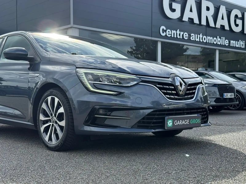 Photo de la voiture RENAULT MEGANE IV BERLINE Blue dCi 115 EDC Intens