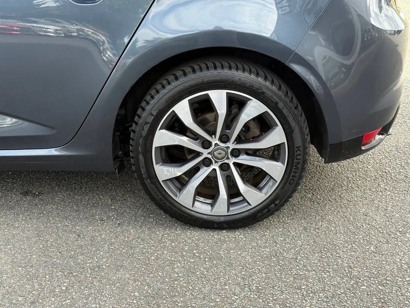 Photo de la voiture RENAULT MEGANE IV BERLINE Blue dCi 115 EDC Intens