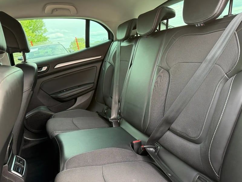 Photo de la voiture RENAULT MEGANE IV BERLINE Blue dCi 115 EDC Intens