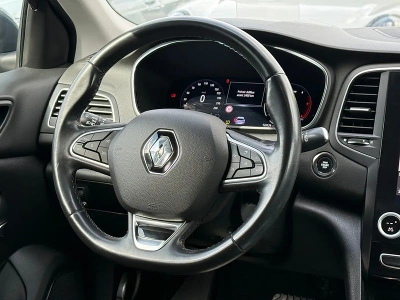 Photo de la voiture RENAULT MEGANE IV BERLINE Blue dCi 115 EDC Intens