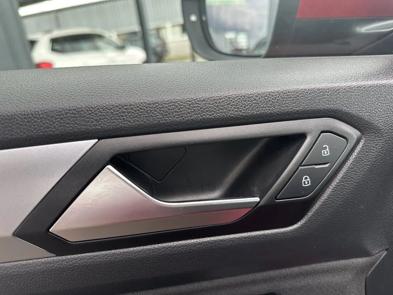 Photo de la voiture VOLKSWAGEN T-ROC 1.0 TSI 116 Start/Stop BVM6 Life Plus